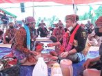 Caption Foto: Suasana kegiatan adat Bapalas Benua di Kecamatan Kendawangan, Kabupaten Ketapang, Kalimantan Barat. WHW melalui kegiatan CSR berkontribusi dalam kegiatan ini untuk melestarikan budaya Kalbar.