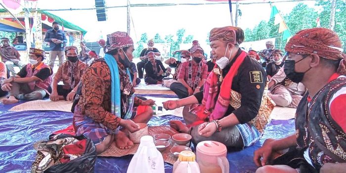 Caption Foto: Suasana kegiatan adat Bapalas Benua di Kecamatan Kendawangan, Kabupaten Ketapang, Kalimantan Barat. WHW melalui kegiatan CSR berkontribusi dalam kegiatan ini untuk melestarikan budaya Kalbar.